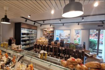 Die Chäshütte in Zollikon war ein Traditionsgeschäft und der Anbieter von Wein & Käse in Zollikon. Mit dem Wechsel zum Chäsbueb Zollikon wird die Tradition weitergeführt und mit innovativen Neuheiten kombiniert. Wer etwas auf seinen Käse & Wein hält, kauft im Chäsbueb Zollikon ein.