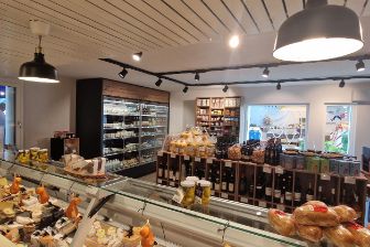 Die Chäshütte in Zollikon war ein Traditionsgeschäft und der Anbieter von Wein & Käse in Zollikon. Mit dem Wechsel zum Chäsbueb Zollikon wird die Tradition weitergeführt und mit innovativen Neuheiten kombiniert. Wer etwas auf seinen Käse & Wein hält, kauft im Chäsbueb Zollikon ein.