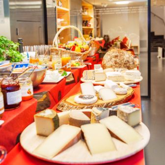 Jeden Samstag gibt es im ChaesChaeuer den Samstagsbrunch. Viel Käse ist da ein Muss. Nebst Käse ist das Buffet mit Wurst, Fleisch, Joghurt, Eier, Konfitüre, Müesli und Brot oder Zopf serviert.