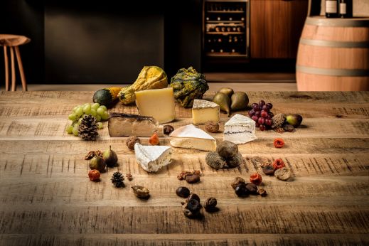 Herbstliche Käseplatte mit einer Variation von Trüffel-Weichkäse, Hartkäse mit Marronimantel, Brie mit Kürbis gefüllt. Alles erhältlich im Chäsbueb.