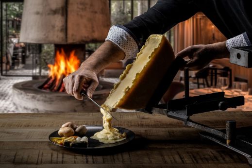 Raclette nach traditioneller Walliserart. Das Abstreichen direkt vom Laib. Ein wahrer Genuss. Verschiedene Raclettekäsesorten im Chäsbueb und bei Baumann Käse kaufen und ein traditionelles Raclette zaubern.
