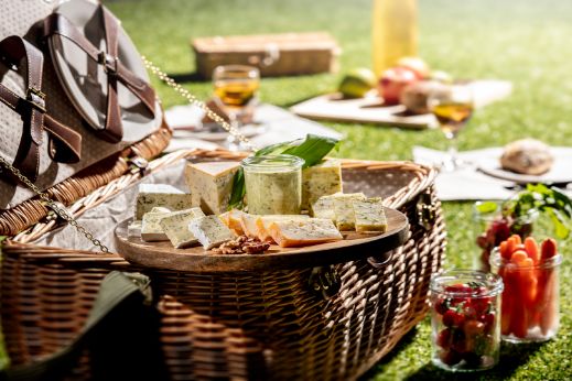 Frühlingshafte Käseplatte mit saisonalen Käsesorten wie Bärlauch-Brie, Bärlauch-Halbhartkäse, Kräuterbrie und Kräutermutschli. Im Chäsbueb kaufen.