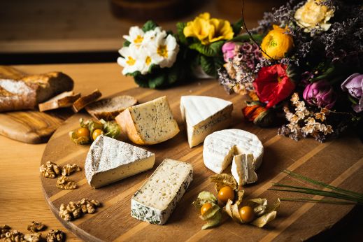 Frühlingshafte Käseplatte mit saisonalen Käsesorten wie Bärlauch-Brie, Bärlauch-Halbhartkäse, Kräuterbrie und Kräutermutschli. Im Chäsbueb kaufen.