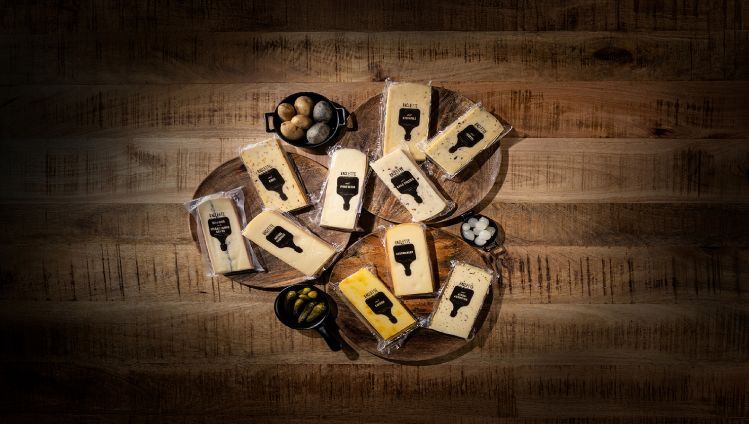 Eine Vielfalt des Raclette Päckli Sortiment. 250g pro Päckli in vielen Geschmäcker von klassischen Sorten bis hin zu mutigeren Spezialitäten. Zu kaufen im Chäsbueb und bei Baumann Käse AG.