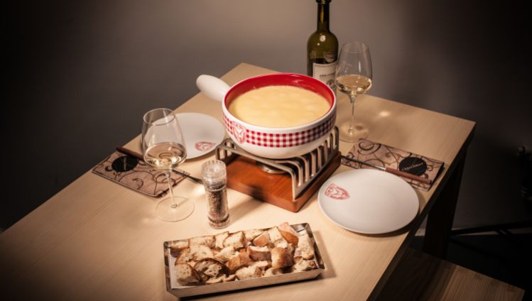 Ein köstliches heisses Käsefondue vom Chäsbueb direkt im ChäsChäuer unterhalb vom Chäsbueb geniessen. Passender Weisswein und Brot oder Kartoffeln dazu und der Genuss ist perfekt.