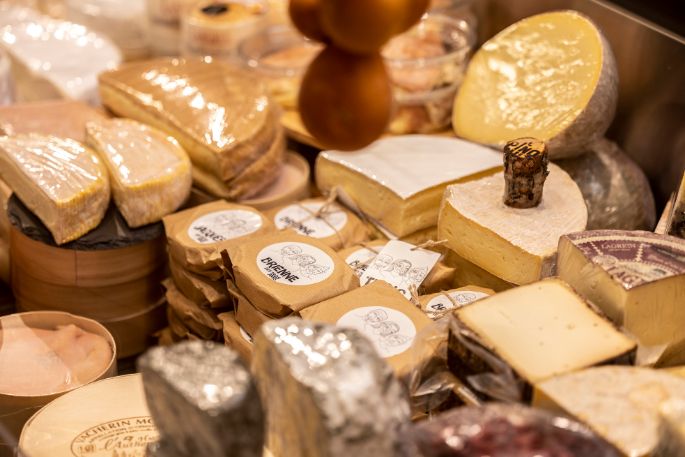 Das charmante Käsefachgeschäft überzeugt nicht nur mit einem harmonischen Ambiente sondern mit seinen ambitionierten Chäsmeitschi.