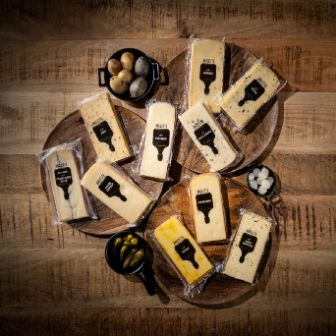 Eine Vielfalt des Raclette Päckli Sortiment. 250g pro Päckli in vielen Geschmäcker von klassischen Sorten bis hin zu mutigeren Spezialitäten. Zu kaufen im Chäsbueb und bei Baumann Käse AG.