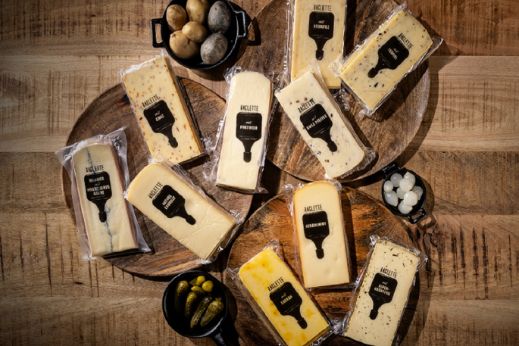 Eine Vielfalt des Raclette Päckli Sortiment. 250g pro Päckli in vielen Geschmäcker von klassischen Sorten bis hin zu mutigeren Spezialitäten. Zu kaufen im Chäsbueb und bei Baumann Käse AG.