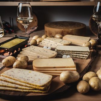 Eine Racletteplatte mit den Candle Light Rechaud. Im Chäsbueb kaufen. 