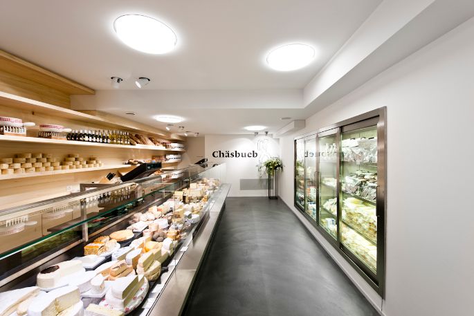 Die Käsetheke des Berner Chäsbueb ist berühmt wegen seiner mehr als 250 Sorten Käse. Für Käseliebhaber ein Traum. Der Laden ist hell und mit viel Holz gestaltet und lädt direkt ein sich wohl zu fühlen.