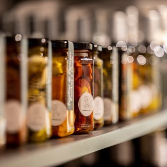 Das charmante Käsefachgeschäft überzeugt nicht nur mit einem harmonischen Ambiente sondern mit seinen ambitionierten Chäsmeitschi.