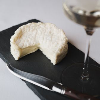 Eine der besten Kombinationen ist Käse mit Wein. Ein Weichkäse mit einem schönen Weisswein. Alles im Chäsbueb erhältlich.