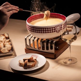 Ein heisses cremiges Fondue mit Brot oder Kartoffeln bei jeder Jahreszeit geniessen im ChäsChäuer Bern.