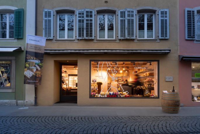 Das charmante Käsefachgeschäft überzeugt nicht nur mit einem harmonischen Ambiente sondern mit seinen ambitionierten Chäsmeitschi.