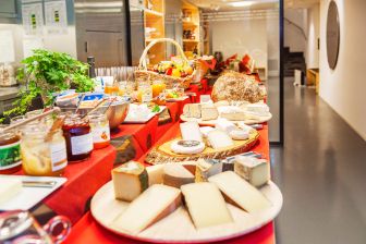 Jeden Samstag gibt es im ChaesChaeuer den Samstagsbrunch. Viel Käse ist da ein Muss. Nebst Käse ist das Buffet mit Wurst, Fleisch, Joghurt, Eier, Konfitüre, Müesli und Brot oder Zopf serviert.