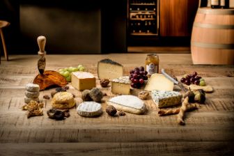 Die Käseplatte direkt auf dem Tisch aufdecken. Es darf auch mal anders sein und ganze Käsestücken passen perfekt dazu. Eine Vielfalt von Halbhart-, Weich-, Blauschimmel- und Hartkäse. Die besten Käse bei Baumann Käse kaufen.