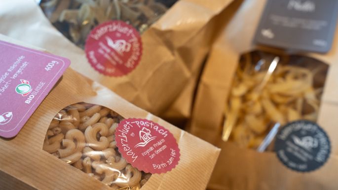 Herzstück des Ladens ist die grosse Käsetheke, die mit ihrem vielfältigen Sortiment keine Kundenwünsche offen lässt. Ebenso das breite Sortiment an bewährten und neuen Milchprodukten.