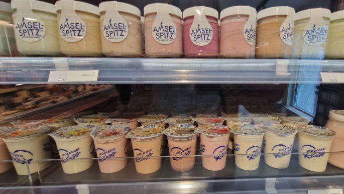 Die Chäshütte in Zollikon war ein Traditionsgeschäft und der Anbieter von Wein &amp; Käse in Zollikon. Mit dem Wechsel zum Chäsbueb Zollikon wird die Tradition weitergeführt und mit innovativen Neuheiten kombiniert. Wer etwas auf seinen Käse &amp; Wein hält, kauft im Chäsbueb Zollikon ein.