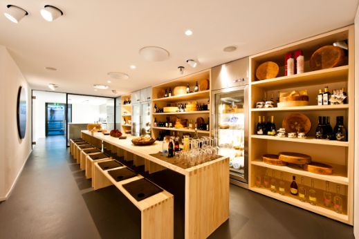 ChäsChäuer in Bern ist das Restaurant unterhalb vom Chäsbueb. Als Gast geniesst man die Käsesorten vom Laden oben oder Fondue, Raclette oder Käsewähen können bestellt werden. Ein langer Tisch vereint die verschiedenen Gäste zusammen und lädt zum Austausch ein. Das Restaurant ist hell und mit viel Holz gestaltet. Käselaibe sind in Regalen zur Reifung und in den Kühlschränken befinden sich Weichkäse zur Reifung.