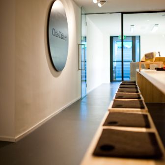 ChäsChäuer in Bern ist das Restaurant unterhalb vom Chäsbueb. Als Gast geniesst man die Käsesorten vom Laden oben oder Fondue, Raclette oder Käsewähen können bestellt werden. Ein langer Tisch vereint die verschiedenen Gäste zusammen und lädt zum Austausch ein. Das Restaurant ist hell und mit viel Holz gestaltet. Käselaibe sind in Regalen zur Reifung und in den Kühlschränken befinden sich Weichkäse zur Reifung.