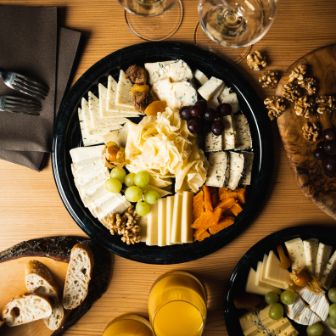 Die Käseplatten vom Chäsbueb sind berühmt für die Vielfalt und Üppigkeit. Jede Platte ist ein Unikat und wird auf Wunsch hergestellt.