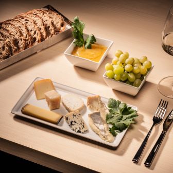 Die kleine Käseplatte mit verschiedenen Käsen kann zu jeder Tageszeit im ChäsChäuer bestellt werden. Dazu wird Brot serviert.