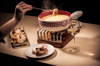 Ein köstliches heisses Käsefondue vom Chäsbueb direkt im ChäsChäuer unterhalb vom Chäsbueb geniessen. Passender Weisswein und Brot oder Kartoffeln dazu und der Genuss ist perfekt. Die Gabel mit Brot in das Fondue tunken und Käsefäden ziehen lassen.