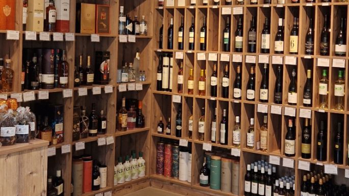 Die Chäshütte in Zollikon war ein Traditionsgeschäft und der Anbieter von Wein &amp; Käse in Zollikon. Mit dem Wechsel zum Chäsbueb Zollikon wird die Tradition weitergeführt und mit innovativen Neuheiten kombiniert. Wer etwas auf seinen Käse &amp; Wein hält, kauft im Chäsbueb Zollikon ein.