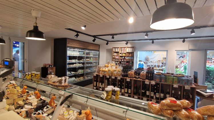 Die Chäshütte in Zollikon war ein Traditionsgeschäft und der Anbieter von Wein &amp; Käse in Zollikon. Mit dem Wechsel zum Chäsbueb Zollikon wird die Tradition weitergeführt und mit innovativen Neuheiten kombiniert. Wer etwas auf seinen Käse &amp; Wein hält, kauft im Chäsbueb Zollikon ein.