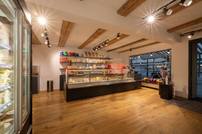 Das charmante Käsefachgeschäft überzeugt nicht nur mit einem harmonischen Ambiente sondern mit seinen ambitionierten Chäsmeitschi.