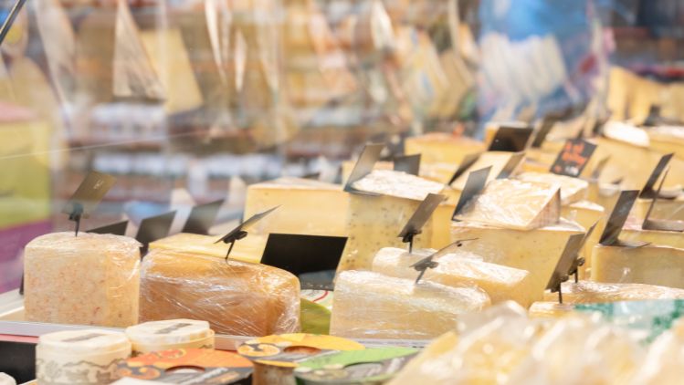 Herzstück des Ladens ist die grosse Käsetheke, die mit ihrem vielfältigen Sortiment keine Kundenwünsche offen lässt. Ebenso das breite Sortiment an bewährten und neuen Milchprodukten.