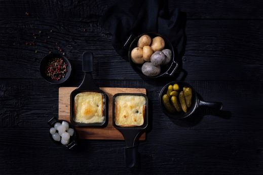 Eine Vielfalt des Raclette Päckli Sortiment. 250g pro Päckli in vielen Geschmäcker von klassischen Sorten bis hin zu mutigeren Spezialitäten. Zu kaufen im Chäsbueb und bei Baumann Käse AG.