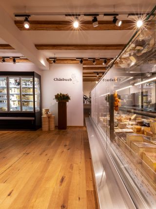 Das charmante Käsefachgeschäft überzeugt nicht nur mit einem harmonischen Ambiente sondern mit seinen ambitionierten Chäsmeitschi.