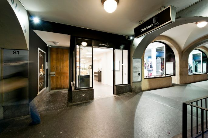 Der Chaesbueb Bern liegt in der Berner Altstadt an der Kramgasse. Der Laden ist ein moderner Laden mit dem Charme der Altstadt. Im Altstadtkeller des Gebäudes befindet sich unterhalb des Chäsbuebs das Restaurant ChäsChäuer.