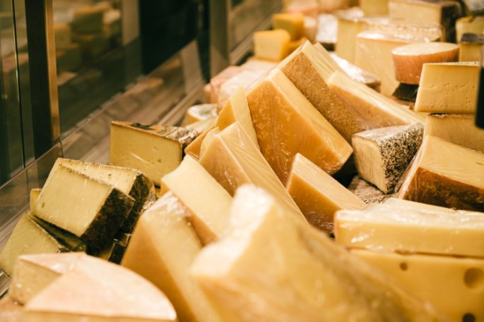 Die Käsetheke ist im Chäsbueb prall gefüllt mit allem was das Käseherz begehrt. Von Hartkäse bis zu Weichkäse in allen Geschmäckern und Milchsorten.