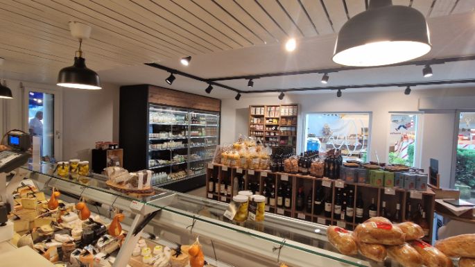 Die Chäshütte in Zollikon war ein Traditionsgeschäft und der Anbieter von Wein & Käse in Zollikon. Mit dem Wechsel zum Chäsbueb Zollikon wird die Tradition weitergeführt und mit innovativen Neuheiten kombiniert. Wer etwas auf seinen Käse & Wein hält, kauft im Chäsbueb Zollikon ein.
