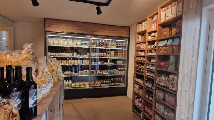 Die Chäshütte in Zollikon war ein Traditionsgeschäft und der Anbieter von Wein & Käse in Zollikon. Mit dem Wechsel zum Chäsbueb Zollikon wird die Tradition weitergeführt und mit innovativen Neuheiten kombiniert. Wer etwas auf seinen Käse & Wein hält, kauft im Chäsbueb Zollikon ein.