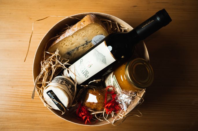 Die Geschenkbox vom Chäsbueb kann selbst zusammengestellt werden und bietet Platz für Käse und passende Zusatzprodukte.