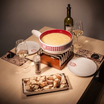 Im ChäsChäuer kann ein Fondue in gemütlicher Atmosphäre genossen werden. Zartschmelzendes und cremiges Fondue serviert mit Brot oder Kartoffeln und den passenden Wein dazu.