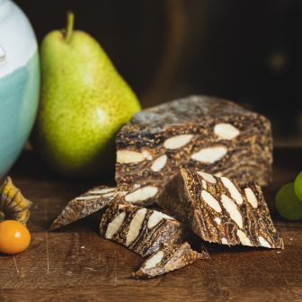 Das Feigenbrot mit Mandelstückchen und ganz ohne Mehl zubereitet. Perfekt zu Käse.
