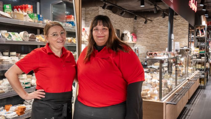 Unsere zwei Chäsmeitschis begrüssen Sie gerne im Loeb Bern.