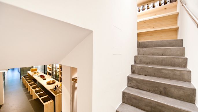 Der ChäsChäuer befindet sich unterhalb vom Chäsbueb Bern an der Kramgasse. Die Treppe führt vom Geschäft in das Restaurant.