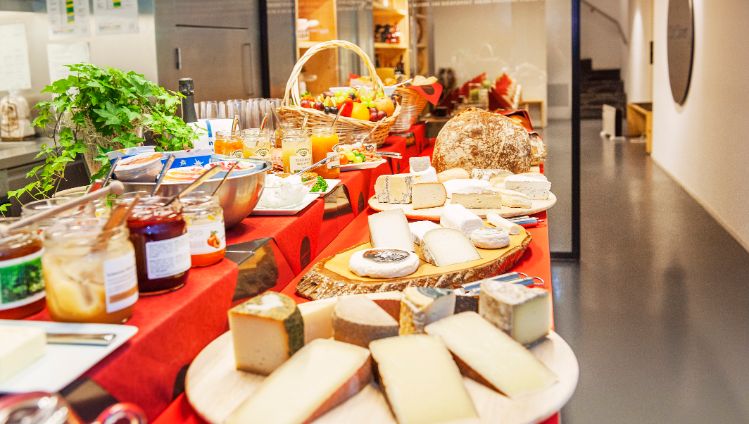 Jeden Samstag gibt es im ChaesChaeuer den Samstagsbrunch. Viel Käse ist da ein Muss. Nebst Käse ist das Buffet mit Wurst, Fleisch, Joghurt, Eier, Konfitüre, Müesli und Brot oder Zopf serviert.