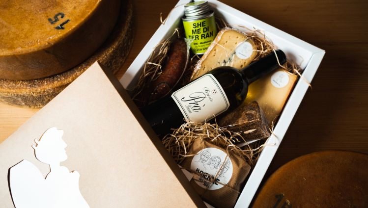 Die Geschenkbox mit dem Chäsbueb Deckel ist ein perfektes Geschenk. Kann nach Wunsch befüllt werden.